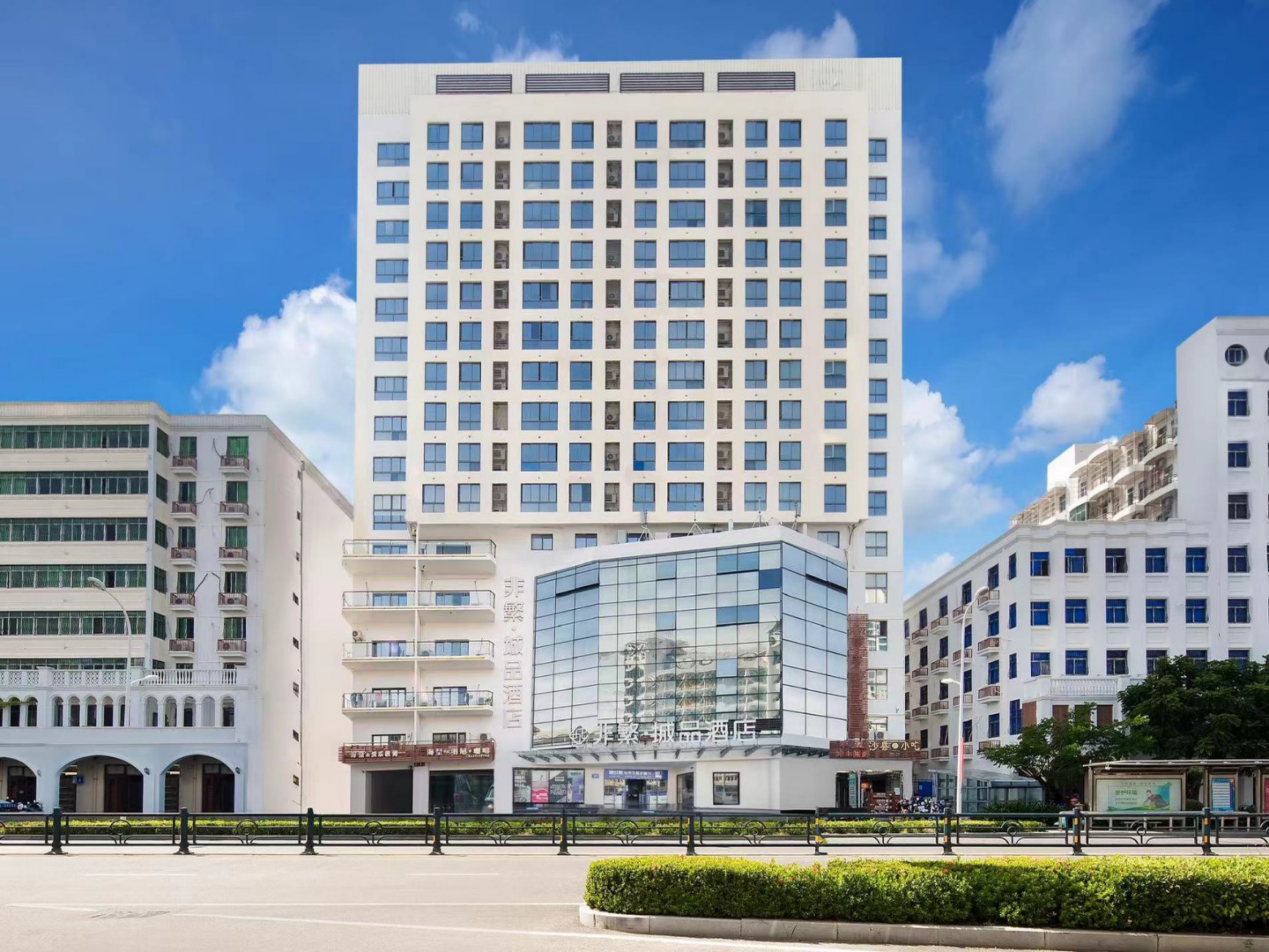 Chonpines Hotel 封面图